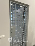 Металлическая дверь с решеткой в кассу