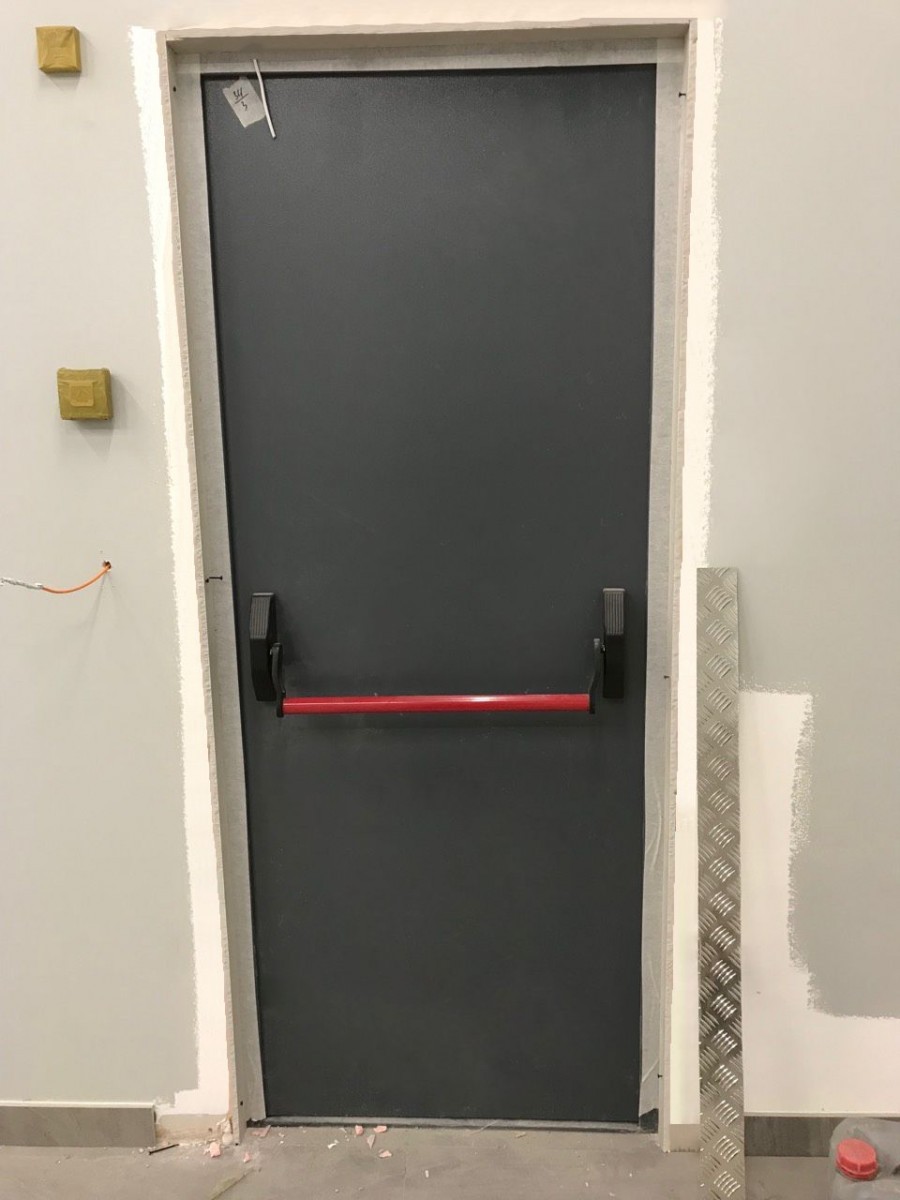 Маятниковая однопольная противопожарная дверь EI-60 с остеклением