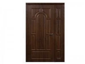 Темная деревянная полуторасторчая дверь